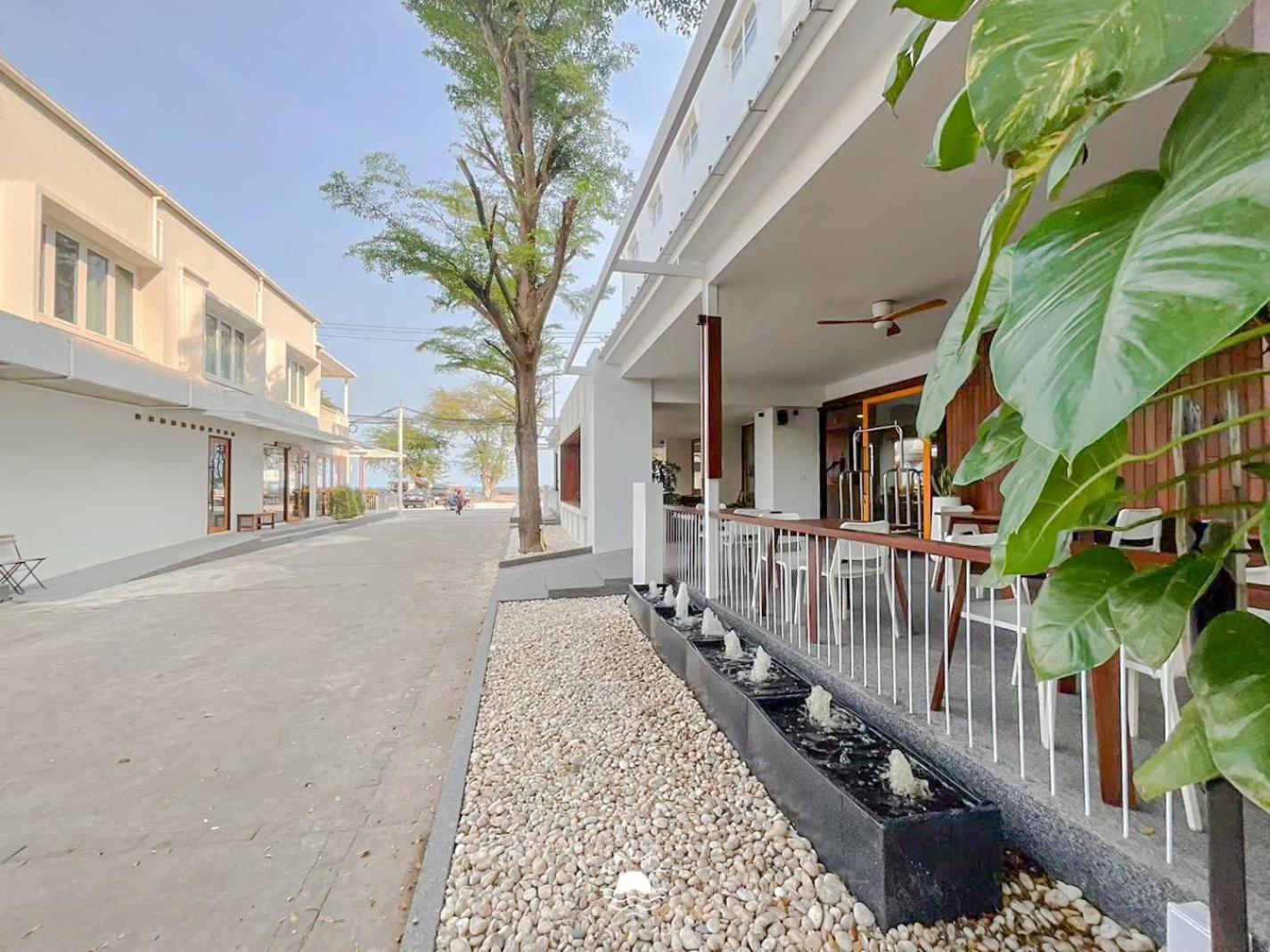 Talay Hotel&Villa Petchaburi Esterno foto