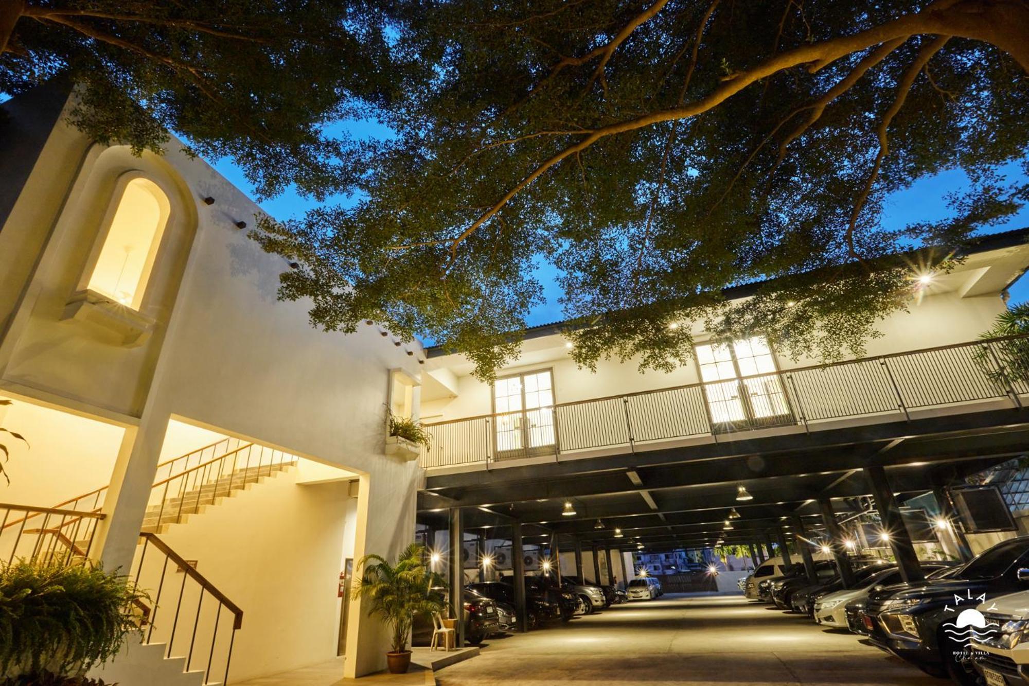 Talay Hotel&Villa Petchaburi Esterno foto